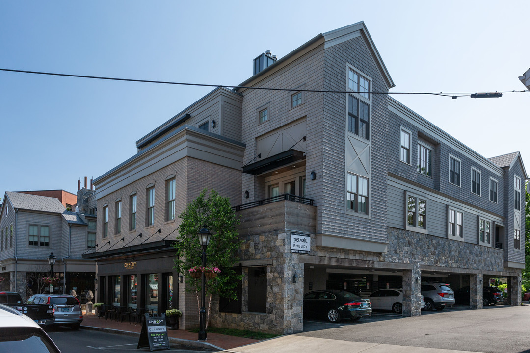 21 Forest St in New Canaan, CT - Building Photo