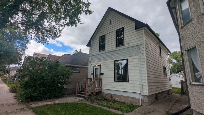 147 Inkster Blvd in Winnipeg, MB - Building Photo - Building Photo