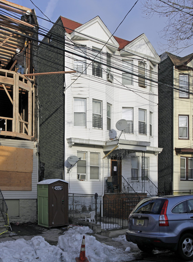 306 Ege Ave in Jersey City, NJ - Foto de edificio - Building Photo
