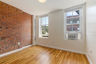 89 Christopher St in New York, NY - Building Photo - Building Photo