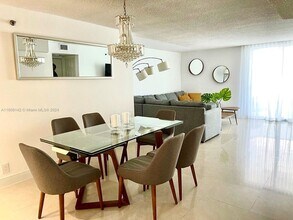 2401 Collins Ave in Miami Beach, FL - Building Photo - Building Photo