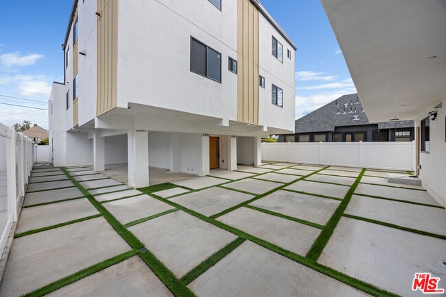 3207 W 18th St in Los Angeles, CA - Building Photo - Building Photo