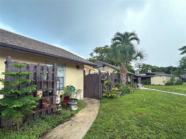 124 Fox Rd in Hollywood, FL - Building Photo - Building Photo