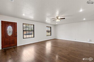300 E Garden Dr in Iowa Park, TX - Building Photo - Building Photo