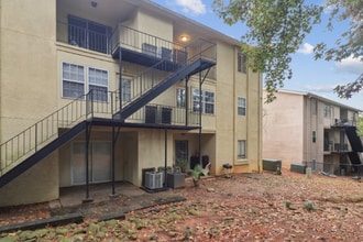 2398 Lawrenceville Hwy, Unit E in Decatur, GA - Building Photo - Building Photo