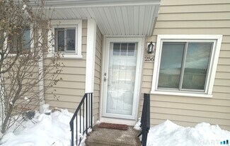 256 Monticello Dr in Branford, CT - Building Photo