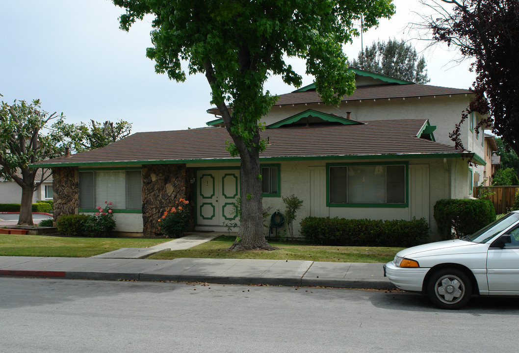 1570 Tenaka Place in Sunnyvale, CA - Foto de edificio