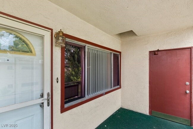 350 E Desert Inn Rd in Las Vegas, NV - Building Photo - Building Photo