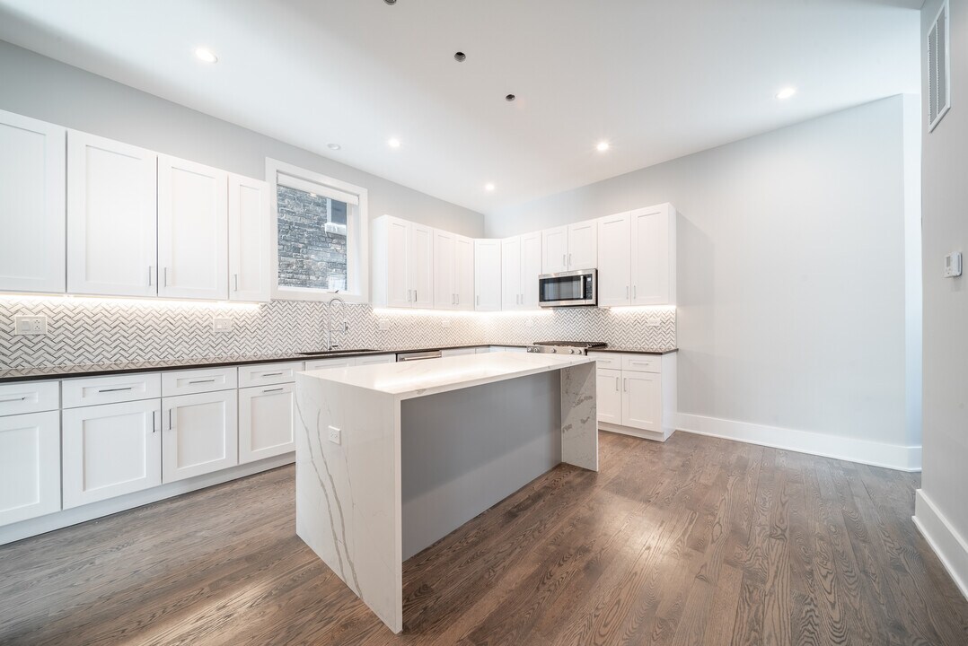 556 W 18th St in Chicago, IL - Building Photo