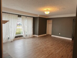 671 Crest Ln E in South Lyon, MI - Foto de edificio - Building Photo