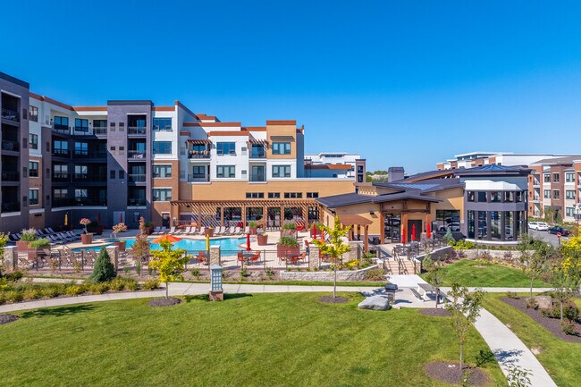 Poplar Creek CrossTown in Brookfield, WI - Building Photo - Building Photo