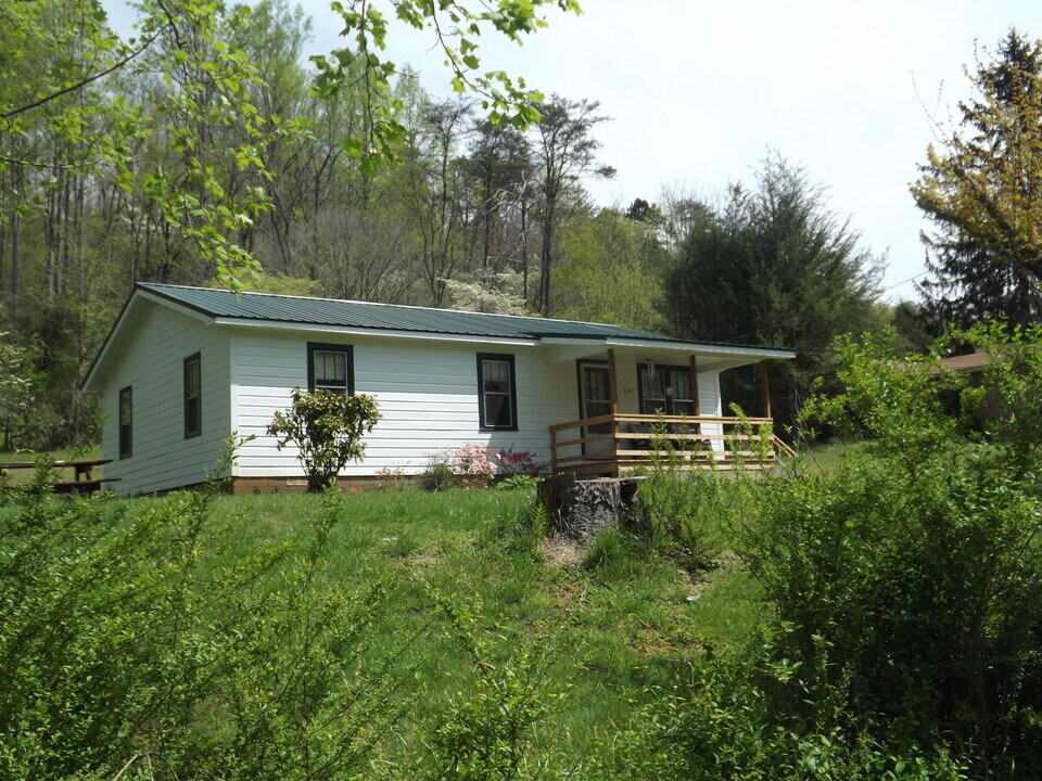 450 S Painter Rd in Cullowhee, NC - Building Photo