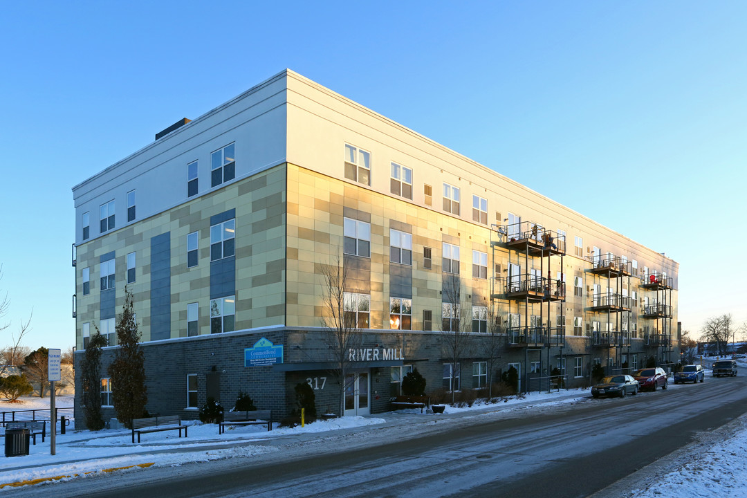 River Mill Senior Residences in Watertown, WI - Foto de edificio