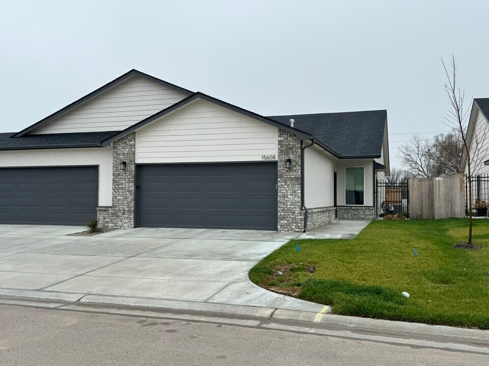 15608 E 21st Ct N in Wichita, KS - Building Photo