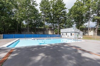 5 Louisburg Square in Nashua, NH - Building Photo - Building Photo