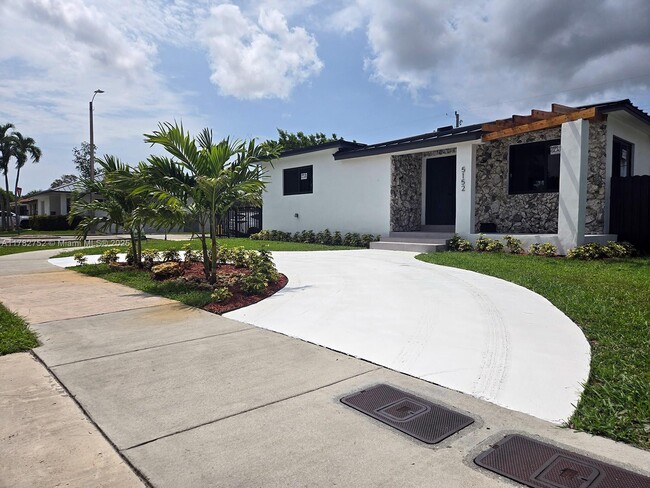 5152 SW 6th St-Unit -2 in Coral Gables, FL - Building Photo - Building Photo