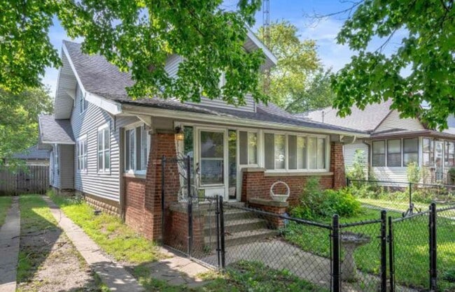 property at 2715 S Walnut St