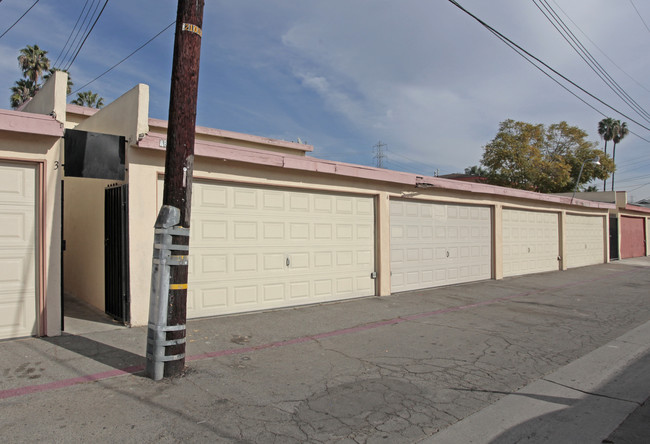 1832 W Crestwood Ln in Anaheim, CA - Building Photo - Building Photo