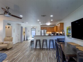 127 Pompano Ave in Galveston, TX - Foto de edificio - Building Photo