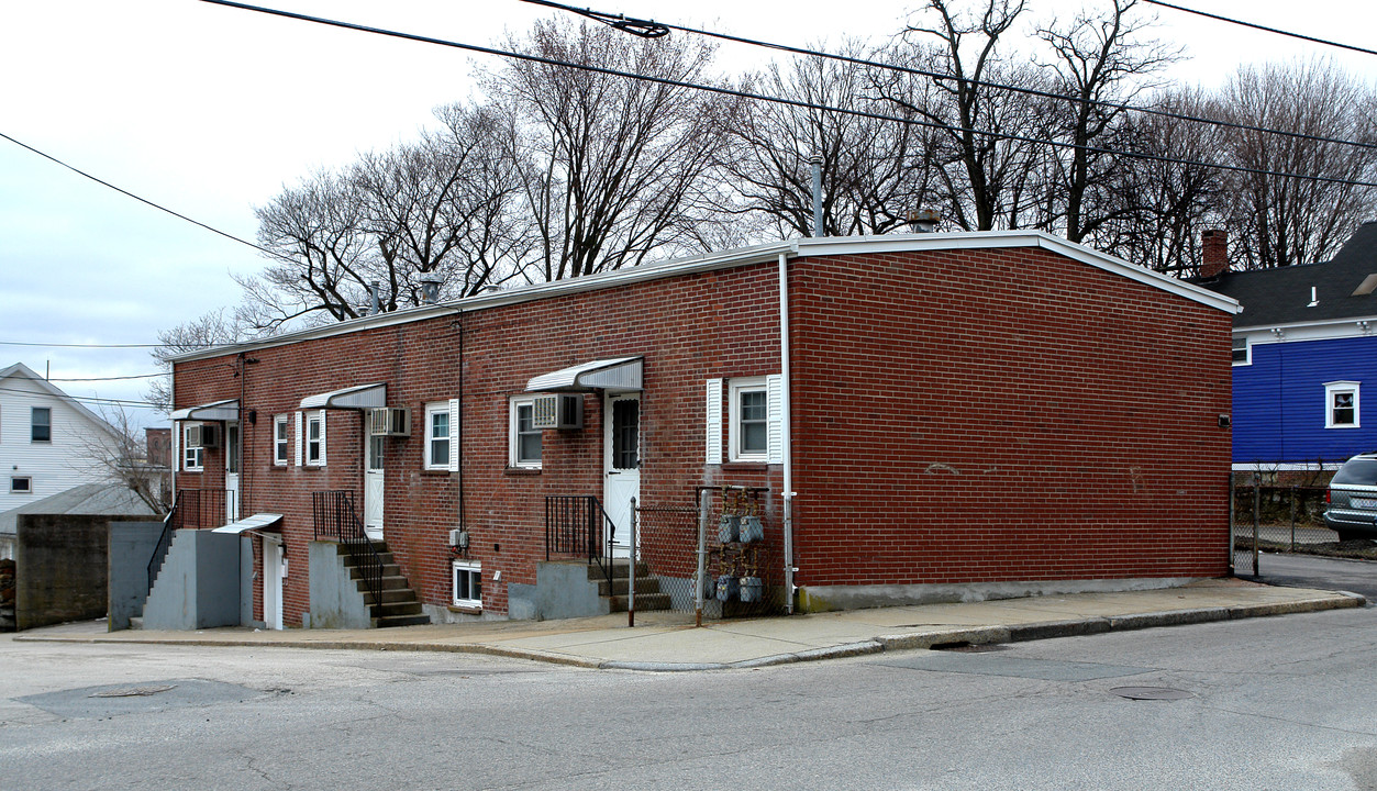 32 Chestnut St in Woonsocket, RI - Building Photo