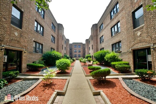3713 N Pine Grove Ave, Unit M01B