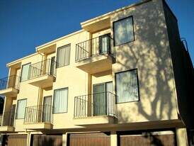 3033 Hollycrest Dr, Unit #3 in Los Angeles, CA - Building Photo