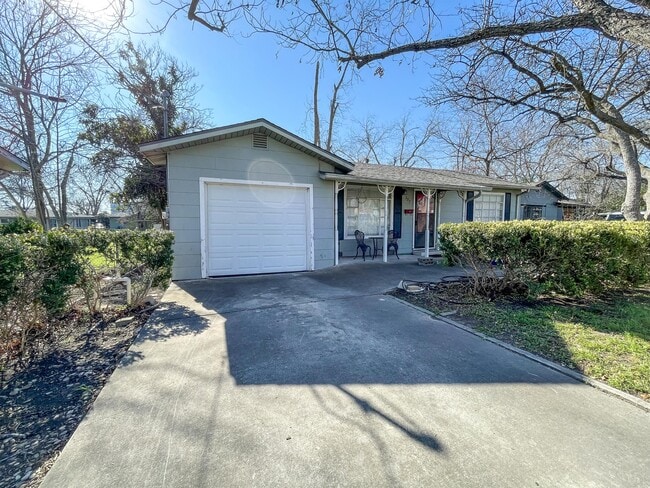 523 W Merriweather St in New Braunfels, TX - Building Photo - Building Photo