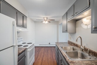 Edina Manor Apartments in Edina, MN - Foto de edificio - Interior Photo