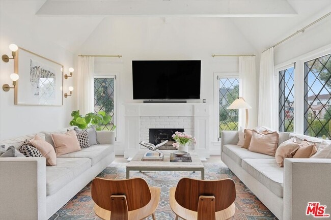 1136 Burnside Ave in Los Angeles, CA - Building Photo - Building Photo