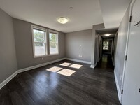 34 Crescent St, Unit 3 in Somerville, MA - Foto de edificio - Building Photo