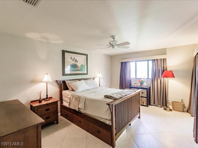 property at 910 Vanderbilt Beach Rd