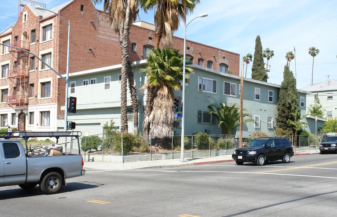 3215 San Marino St in Los Angeles, CA - Building Photo