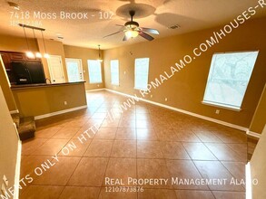 7418 Moss Brook Dr in San Antonio, TX - Foto de edificio - Building Photo
