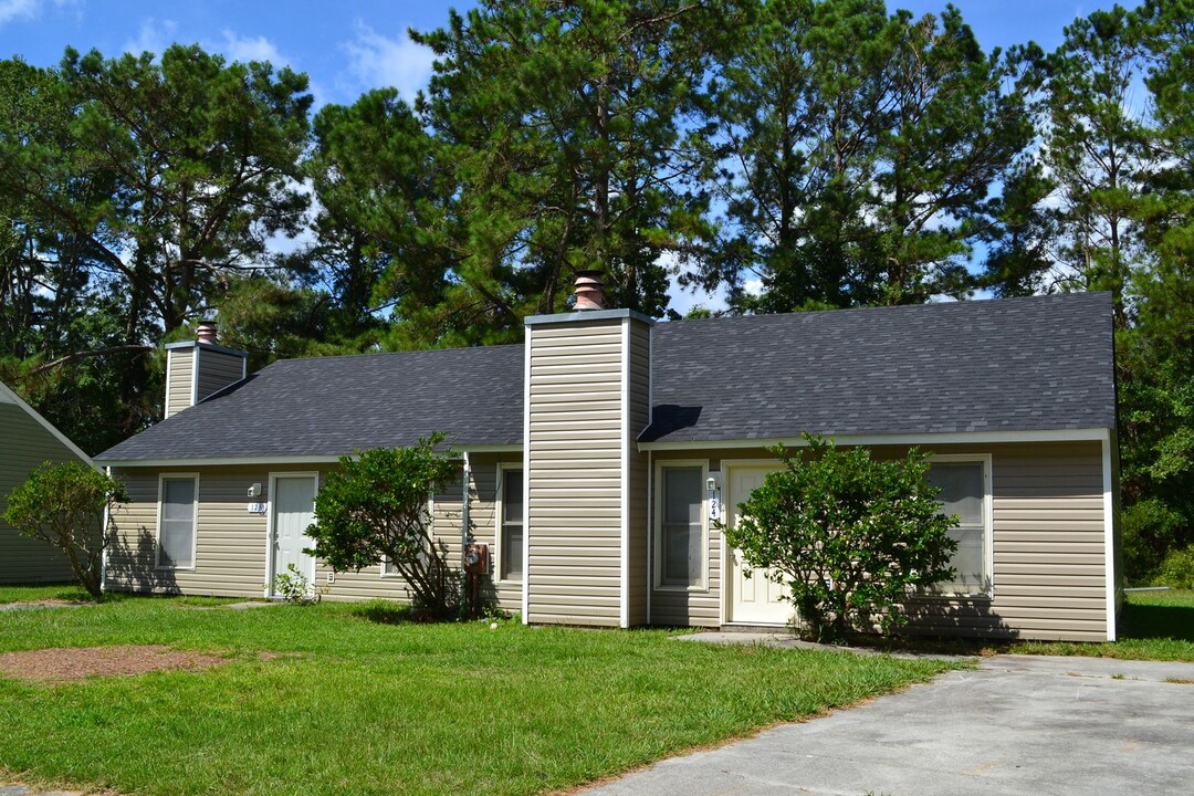 124-126 Corey Cir in Jacksonville, NC - Building Photo