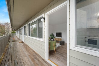 Bell Mall Villa 2 in Bellingham, WA - Building Photo - Building Photo