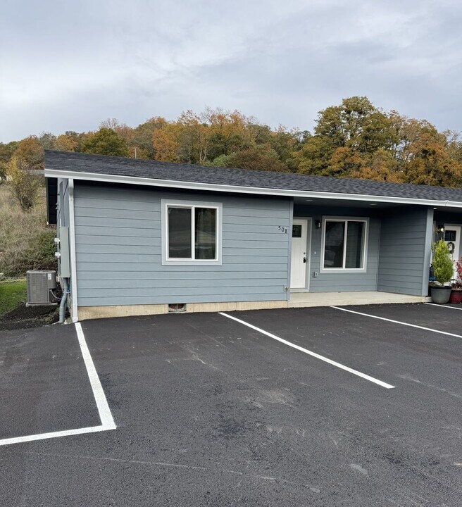 508-510 NE Housley Ave in Roseburg, OR - Building Photo
