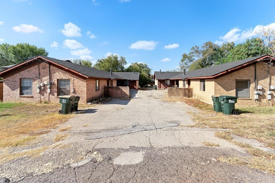 1120 Hazelton St in San Marcos, TX - Building Photo