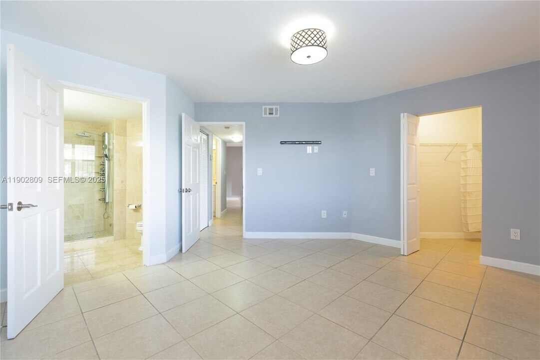 10257 NW 9th St Cir in Miami, FL - Building Photo