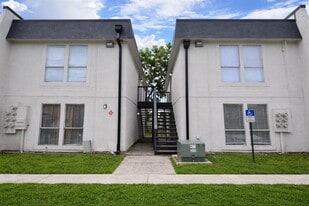 8425 Cerro Cir in Tampa, FL - Building Photo