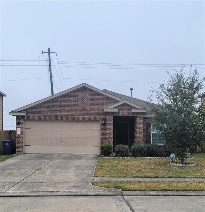 1018 Rose Meadow Blvd in Baytown, TX - Building Photo