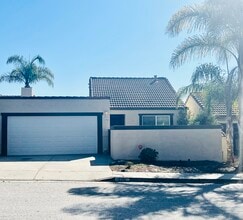 126 Serra Ct in Santa Cruz, CA - Foto de edificio - Building Photo
