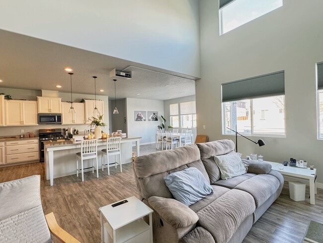 522 N 220 E, Unit 2 Rooms plus 1 private bathrooms in Vineyard, UT - Building Photo - Building Photo