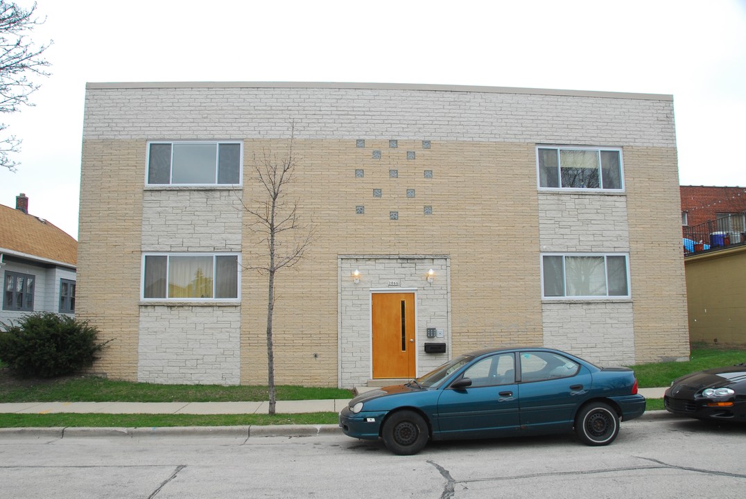 2066 S 74th St in West Allis, WI - Foto de edificio