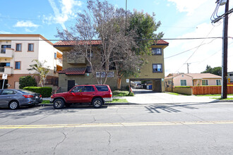 7110 Etiwanda Ave in Reseda, CA - Building Photo - Building Photo