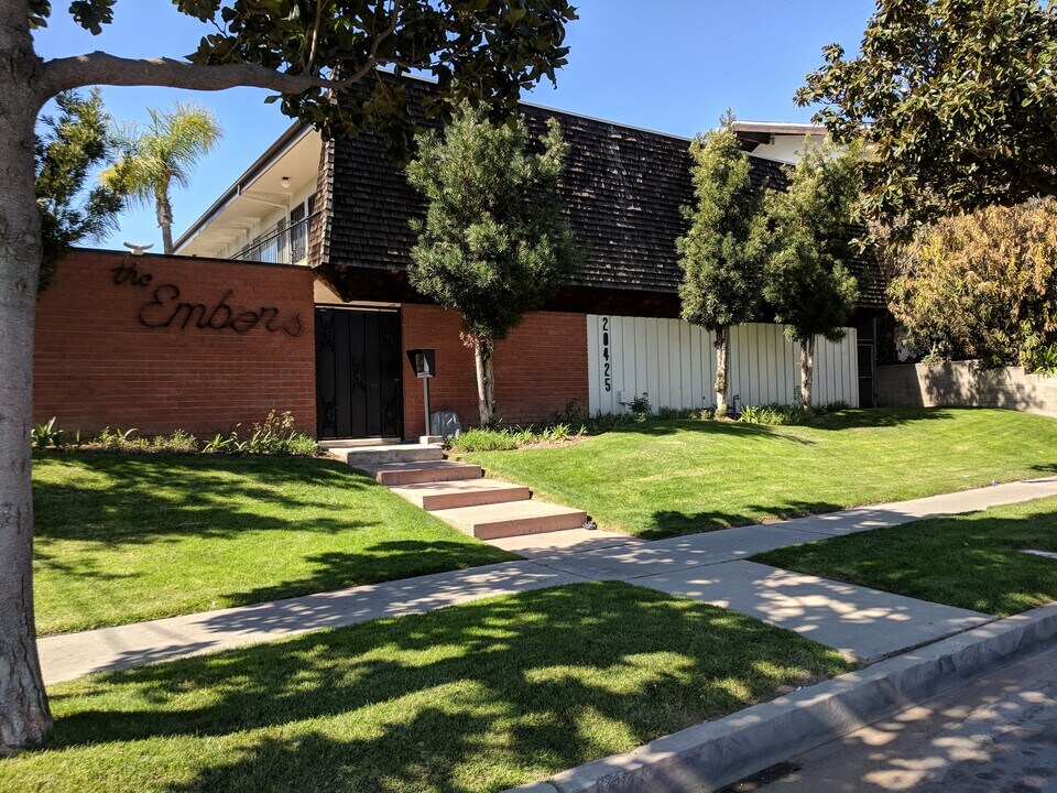 20425 Anza Ave in Torrance, CA - Foto de edificio