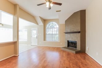 18703 Singing Woods Dr in Humble, TX - Foto de edificio - Building Photo