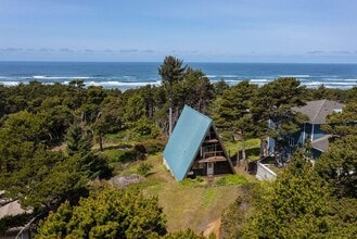 2780 SW Breakers Dr in Waldport, OR - Building Photo - Building Photo