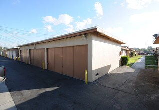 148-158 N Holly St in Orange, CA - Building Photo - Building Photo