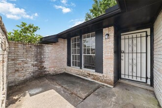 5618 Briarwick Ln in Houston, TX - Building Photo - Building Photo