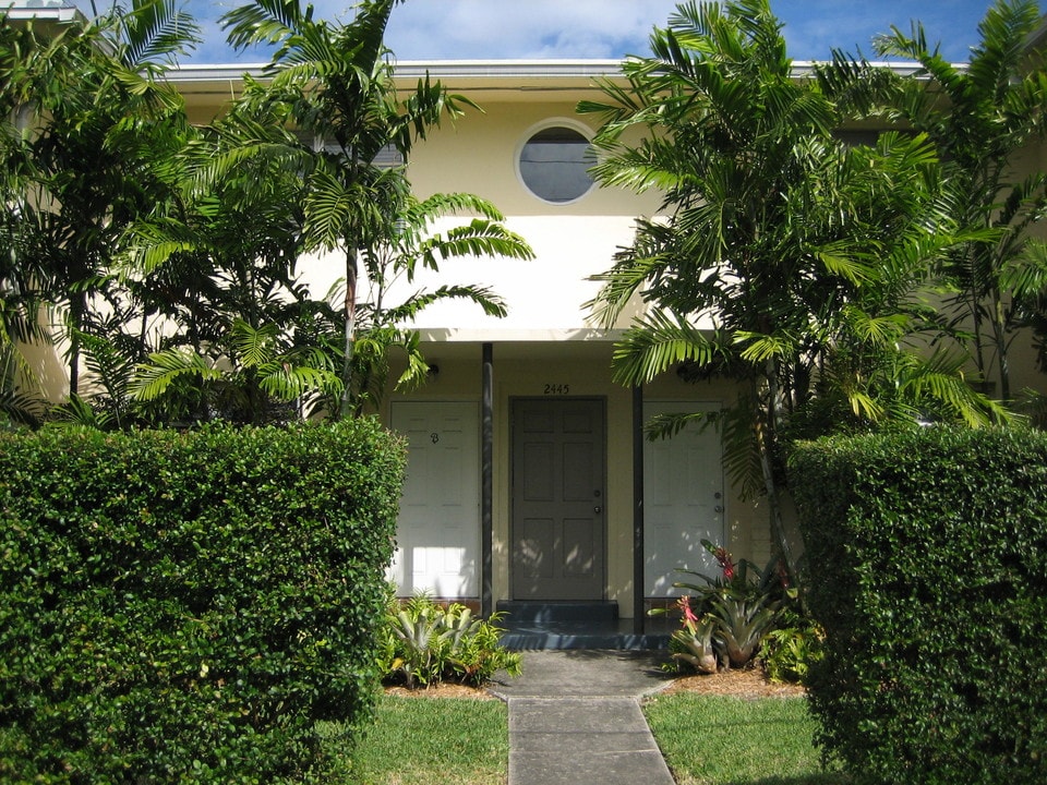 2445 SW 10th St in Miami, FL - Foto de edificio